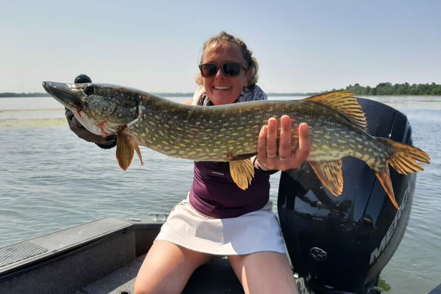 brochet fille pêche alsace
