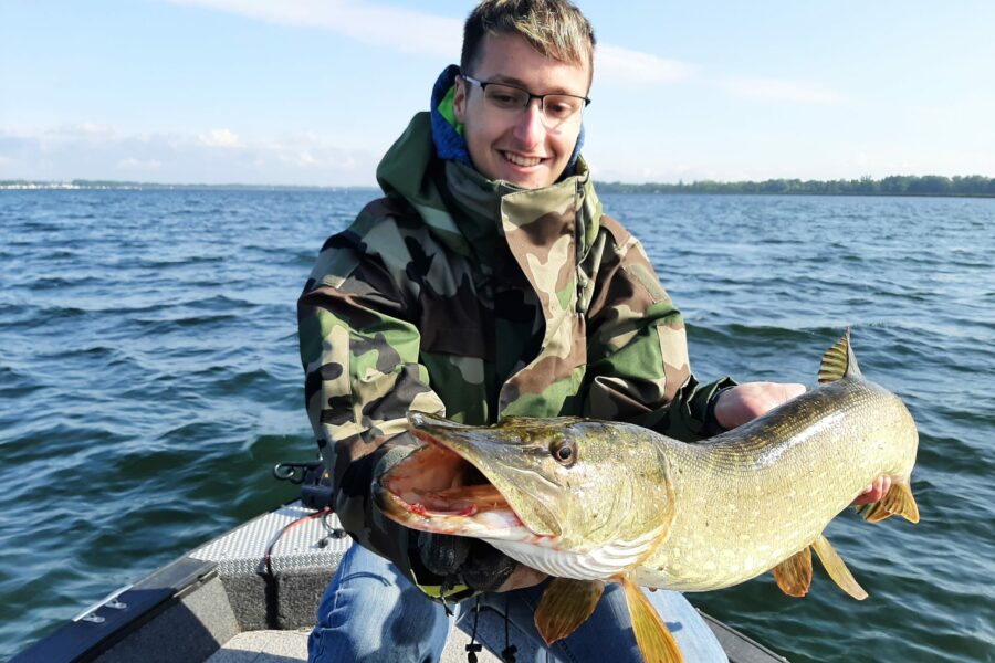 jeune pêcheur brochet